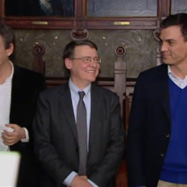 Imagen de video de José Luis Rodríguez Zapatero y Pedro Sánchez, flanqueando al exministro Jordi Sevilla, en la presentación de su último libro. ATLAS