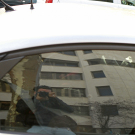 El exvicepresidente del Gobierno Rodrigo Rato, en el interior de un coche en el que ha abandonado a toda velocidad los juzgados de Plaza de Castilla. EFE/Víctor Lerena