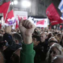 Un seguidor de Syriza levanta el puño durante el mitin de cierre de campaña en Atenas. REUTERS/Yannis Behrakis