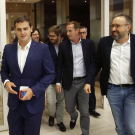 El presidente de Ciudadanos, Albert Rivera, junto al portavoz en el Congreso, Juan Carlos Girauta, se dirigen a la reunión de su grupo parlamentario en la Cámara. EFE/Paco Campos