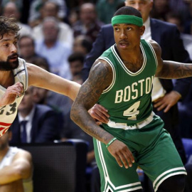 El base del Real Madrid Sergio Llull (i) intenta impedir el avance del base de los Boston Celtics Isaiah Thomas (d), durante el partido amistoso entre ambos equipos que se disputa hoy en el Palacio de los Deportes de Madrid. EFE/Chema Moya