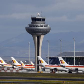 Vista del aeropuerto Madrid-Adolfo Suárez Barajas, y su torre de control. REUTERS