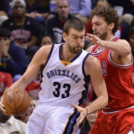 Pau Gasol contra Marc en un partido entre los Bulls y los Grizzlies esta temporada.