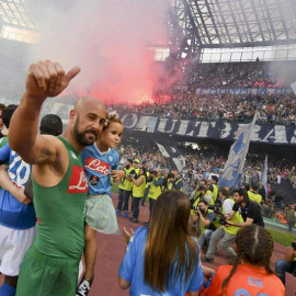Pepe Reina se despide de la afición del Nápoles tras el último partido de la Serie A en Italia. (EFE)