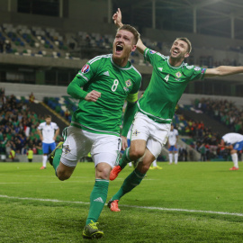Steven Davis celebra uno de los goles de Irlanda del Norte contra Grecia. /REUTERS