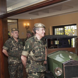 El Jefe del Estado Mayor del Ejército, el general de ejército Jaime Domínguez Buj, en el centro de la imagen, acompañado a su izquierda por José Luis Goberna, ascendido a general de división José Luis Goberna. ET