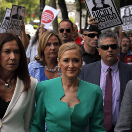 Cristina Cifuentes, con la que fue su jefa del gabinete de Comunicación, Marisa González (i). / EFE