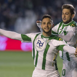Florin Andone celebra su gol ante el Eibar junto al argentino Federico Cartabia. /EFE
