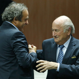Platini felicita a Blatter cuando fue reelegido como presidente de la FIFA el pasado 29 de mayo. /REUTERS