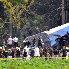 Policías y militares trabajan entre los restos del avión Boeing-737/EFE