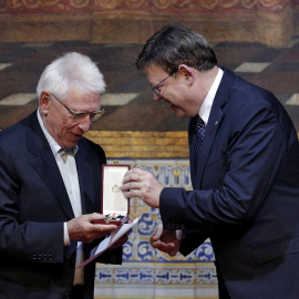 El cantautor Raimon recibe de manos del president de la Generalitat, Ximo Puig, la Alta Distinción con motivo del 9 d'Octubre. EFE