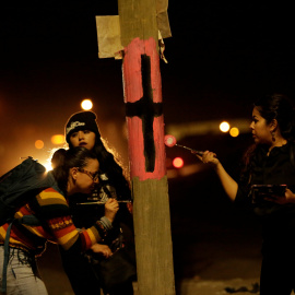 Unas activistas pintan una cruz negra en una farola para recordar a las víctimas de violencia machista con motivo del Día Internacional de la Mujer en Ciudad Juárez, Mexico. REUTERS/Jose Luis Gonzalez
