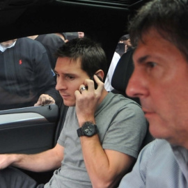 Messi y su padre a la salida de una vista anterior.