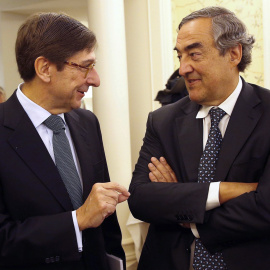 El presidente de Bankia, José Ignacio Goirigolzarri, conversa con el presidente de la CEOE, Juan Rossel, poco antes de su intervención en el IV Encuentro Empresarial organizado por CEOE y CEPYME. EFE/Paco Campos