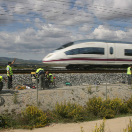 Imagen del jueves pasado de técnicos de ADIF reparando los cables de cobre y de fibra óptica que fueron cortados y que provocaron la paralización del servicio del AVE. EFE/Jaume Sellart