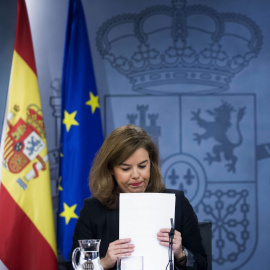 La vicepresidenta Soraya Sáenz de Santamaría, en la rueda de prensa posterior al Consejo de Ministros. EFE