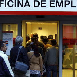 Cola de personas en una oficina de empleo de la Comunidad de Madrid. REUTERS