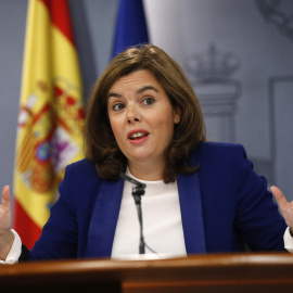 La vicepresidenta del Gobierno, Soraya Sáenz de Santamaría, durante la rueda de prensa posterior a la reunión del Consejo de Ministros. EFE/Juan Carlos Hidalgo