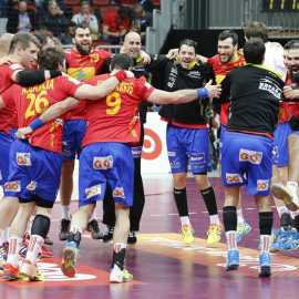 Los jugadores españoles celebran la victoria ante Eslovenia. EFE/Armando Babani