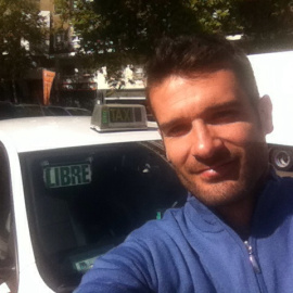 Gerardo Berodia se hace un 'selfie' con su taxi.