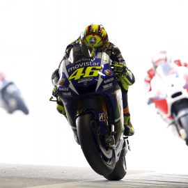 Valentino Rossi durante una sesión de entrenamientos libres en el circuito Twin Ring Motegi antes del Gran Premio japonés del domingo en Motegi, al norte de Tokio, Japón. REUTERS / Issei Kato