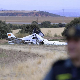 Estado en el que ha quedado la avioneta en la que tres personas han muerto hoy en un accidente aéreo que han sufrido esta tarde junto al aeródromo Coronel Loreña en Robledillo de Mohernando (Guadalajara).