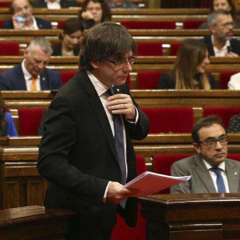 Carles Puigdemont durante su intervención en el Parlament. / TONI ALBIR (EFE)