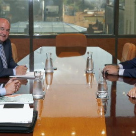 El lehendakari y candidato a la reelección, Iñigo Urkullu, junto al presidente del PNV, Andoni Ortuzar, durante la reunión con la delegación del PSE encabezada por su secretaria general, Idoia Mendia y el secretario de Organización de esta 