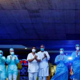  Personal del hospital Sant Pau agradece los aplausos de ánimo. Imagen de Enric Fontcubierta/EFE