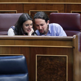 El líder de Podemos, Pablo Iglesias y la portavoz en el Congreso de la formación, Irene Montero, conversan momentos antes del debate de las enmiendas parciales al proyecto de Ley de Presupuestos Generales del Estado de 2018, que tiene lugar