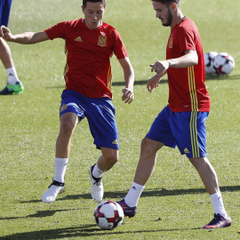 Ander Herrera, este martes, en el entrenamiento de la selección española junto a Saúl Ñíguez. /EFE