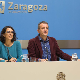 La concejal de Participación Ciudadana, Elena Giner, y el responsable de Economía y portavoz del equipo de Gobierno, Fernando Rivarés, en la presentación del programa de transparencia y rendición de cuentas./ ZARAGOZA.ES