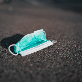  Mascarilla sanitaria tirada en el asfalto. Imagen de Claudio Schwartz / Unsplash.