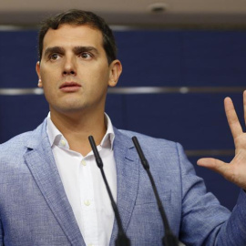 El presidente de Ciudadanos, Albert Rivera, durante la rueda de prensa que ha ofrecido hoy en el Congreso. EFE/Javier Lizón