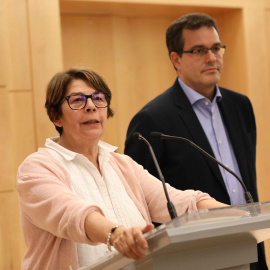 La delegada de Medio Ambiente y Movilidad, Inés Sabanés, y el concejal del PSOE, Chema Dávila, durante su comparecencia ante la prensa tras el encuentro mantenido hoy 22/05/2018. AYUNTAMIENTO DE MADRID
