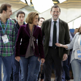 Mariano Rajoy y María Dolores de Cospedal con la presidenta de NNGG, Beatriz Jurado, y el secretario general, Javier Dorado. EFE/Angel Díaz