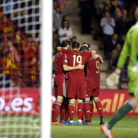 Los jugadores de la selección de España celebran su cuarto gol ante Luxemburgo, conseguido por Santi Cazorla, durante el partido clasificatorio para la Eurocopa 2016 que España y Luxemburgo disputan hoy en el estadio de Las Gaunas, en Logro