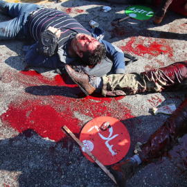Las víctimas mortales de los atentados en el centro de Ankara yacen en el suelo. EFE/EPA/STR