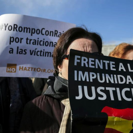 La Asociación de Víctimas del Terrorismo (AVT) ha protestado hoy, en la madrileña plaza de Colón contra el Gobierno por sus incumplimientos electorales y por una política antiterrorista con la que se está otorgando a los etarras, opinan, be