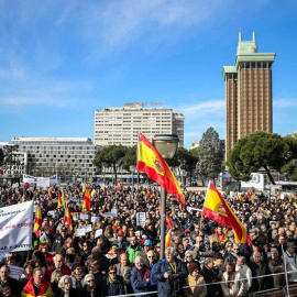 Concentración victimas del terrorismo. Bajo el lema "No más traiciones" sobre el nombre de cada una de las víctimas asesinadas a manos de ETA, la AVT ha pretendido movilizar a la ciudadanía para clamar al Ejecutivo de Mariano Rajoy que no h
