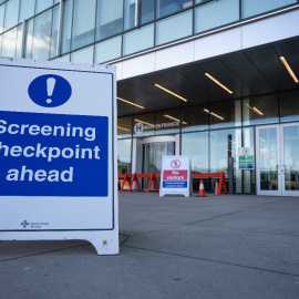  Aviso de control en un aeropuerto. Graham Ruttan. Unsplash.