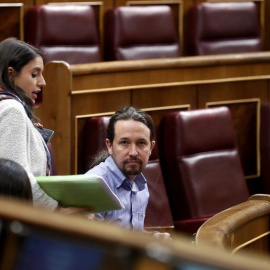 El líder de Podemos, Pablo Iglesias y la portavoz en el Congreso de la formación, Irene Montero, momentos antes del debate de las enmiendas parciales al proyecto de Ley de Presupuestos Generales del Estado de 2018, que tiene lugar esta tard