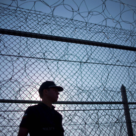 Un miembro de la Policía búlgara vigila el puesto fronterizo de Kapitan Andreevo. Nikolay Doychin/AFP