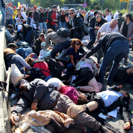 Las víctimas de las explosiones en Ankara se amontonan en la calle. REUTERS/Tumay Berkin