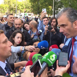 Almeida y Ortega Smith discuten después de que Vox boicoteara un minuto de silencio por la violencia machista./ EUROPA PRESS