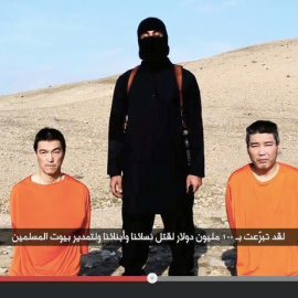 Imagen del vídeo de el Estado Islámico con los rehenes nipones. /EFE