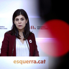 La portavoz de ERC, Marta Vilalta, este lunes durante la rueda de prensa en la que ha dado a conocer los resultados de la consulta interna sobre la investidura de Pedro Sánchez.(ALEJANDRO GARCÍA | EFE)