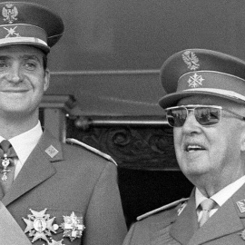 El rey Juan Carlos I, a la izquierda, con Franco, en el centro de la imagen, en una foto histórica