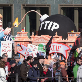Un muñeco que representa a la canciller alemana, Angela Merkel, encendiendo 'la bomba TTIP', en la manifestación de Berlín contra el acuerdo comercial que negocia la UE con EEUU. EFE / EPA / JOERG CARSTENSEN