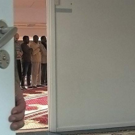 Foto de archivo de musulmanes en una mezquita. / FERRAN BARBER